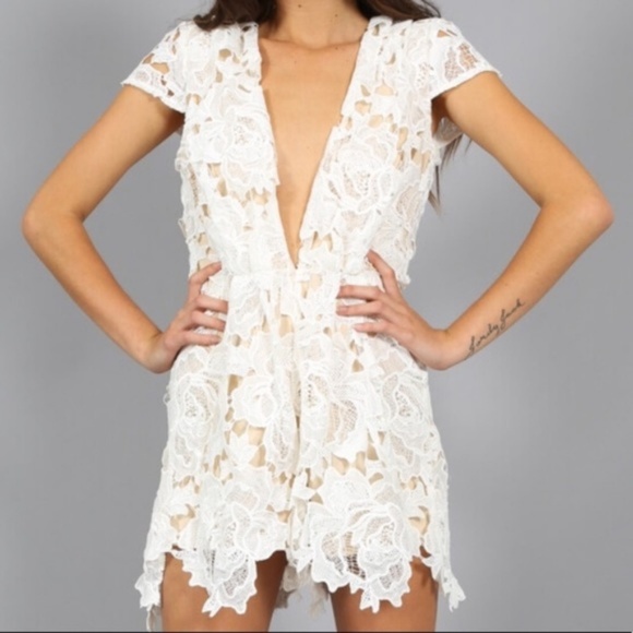 Nasty Gal - Lioness Plunging Neckline Lace Romper - Picture 7 of 8